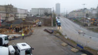 06.012.14 -  Blick zum Rest des abgesengten Bahnhofsvorplatz. Rechts warten 6 Betonmischer darauf entladen zu werden.