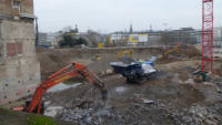 02.12.14 - Die Absenkung ist nun bald abgeschlossen. Nun wird das Areal neben dem Hbf.-Gebude auf der Mallhhe abgetragen..