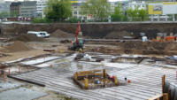 05.05.15 - Die ersten Lagen Bewehrungsstahl werden eingebaut.