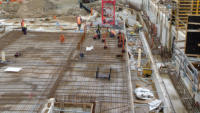 07.05.15 - Der Einbau der Stahlbewehrung ist fast abgeschlossen.