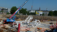 30.06.15 - Die ersten 4 Deckensttzen an der Mall wurden heute aufgebaut.