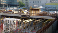 11.09.15 -  Das Sttzgerst fr die Decke des Busbahnhofes wird zur Zeit aufgebaut.