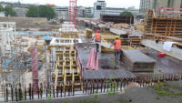 12.09.15 - Die Decke wird zum Aufbau der Stahlbewehrung vorbereitet.