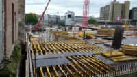 17.09.15 - Die Deckensttzen im Bereich des SB-Markt  werden nun aufgebaut. Im vorderen Teil wchst die Verschalung fr die Decke.