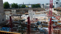 03.07.2015 - Blick auf die Sttzrn der Mall. Der Busbahnhof wird knftig bis zum Bahnhofsgebude reichen.