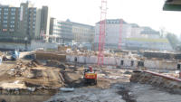 09.04.15 - Die ersten Abwasserrohre werden verlegt.