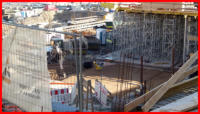 12.04.16 - Der letzte Bodenteil wird nun zum Betonieren vorbereitet. Blick aus dem Bahnhofsbebude.