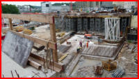 16.07.16 - Am Zugangsbereich zum Tunnel wird nun der Bewehrungsstahl eingebaut. Auch die knftige Rampe ist zu erkennen.
