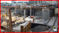 27.07.16 - Der Hohlraum wird nun nit Beton aufgefllt. Links wurden die neuen Sttzen im Bereich der Geschfte aufgestellt.