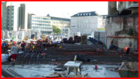 31.08.16 - Der Einbau des bewehrungsstahls macht giute Fortschritte. Die roten Stpsel markieren den Verlauf der Leitungen .