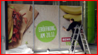 23.11.2018 - Auch der Rewe Markt wird noch mit Foie beklebt.