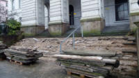 08.01.2015 - Die Treppe wird entfernt. Der neue Vorplatz liegt auf der Hhe der letzten Stufe des oberen Treppenteils.