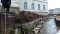 08.01.2015 - Auch diese Mauer wird rckgebaut um Platz fr die Fugnger zu haben..