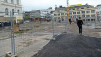 10.08.15 - Der Fugnger weg wurde nun ein Stck nach Osten verlegt. Vor der Direktion werden nun zuerst die Bohrpfhle eingebaut.