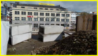 28.04.16 - Zwischenlager der Betonelemente von der Bahnhofstr. Westteil. Sie sind die Abdeckungen fr die Fernwrmerohre.