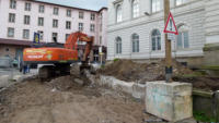 29.07.15 - Das beet vor der alten DB-Direktion wird aktuell nun auch entfernt.