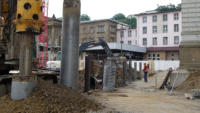 20.08.15 - Bald ist die neue Sttzmauer erreicht. Die Aussicht zur Baustelle aber fast nicht mehr mglich.