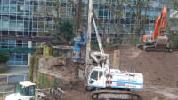 28.01.15 - Setzen der ersten Bogrpfhle und Abbaggern des Erdreichs.Die alten Versorgungsleitungen werden auch bald abgebaut.