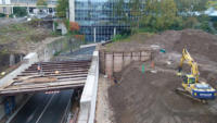 09.10.15 - Die Brcke erhlt nun Ihre Einschalung. Rechts wird das Erdreich angeglichen und verdichtet.