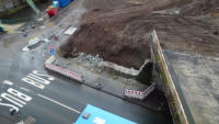 27.02.15 - Die Seitenmauer wurde bereits entfernt. Die Brck fllt in der Nacht.