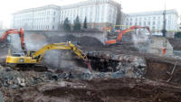 28.02.15 - 08:41 Uhr - Die Brckenteile werden zerlegt.