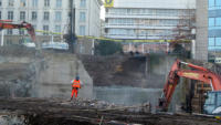 28.02.15 - 08:40 Uhr - Das Widerlager der Brcke Immermannstrae ist im Rckbau.