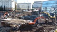 28.02.15- 13:34 Der letzte Brckenteil wird in Angriff genommen.