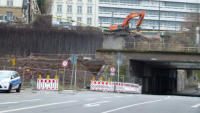 11.02.15 - Blick auf die  freigelegte Sttzmauer dr Brcke Sdstrae. Oben Arbeitet der Bagger am Widerlager der ex Brcke Immermannstrae.