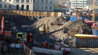 02.11.15 - das erdreich wird nun abgefahren, um Platz fr das Parkhaus zu bekommen.