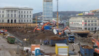 07.11.15 - Das Baugelnde fr das Parkhaus nimmt langsam Formen an. Das Reststck der alten Bahnhofsstrae verschwindet tglich ein Stck mehr.