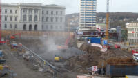 14.11.15 - Zur Zeit werden die Fundamentreste des Fugngertunnels zerkleinert.