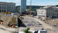 26.08.15 - Im Bereich der ex Bahnhofstrae wurde ein Teil der Fahrbahn mit einem Meiel  zerkleinert.