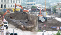 07.09.15 - Das Erdreich wird beim Ausbau direkt getrennt. Gut ist der mchtige Betonfuss der Mauer zu erkennen.