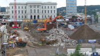 19.09.15 - Der Rckbau der alten Sttzmauer  geht zgig vonstatten.
