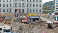 05.10.15 - Die alte Sttzmauer ist nun fast komplett rckgebaut.