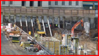 06.04.16 - Die Bagger fressen sich weiter in den Hang hinein.