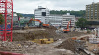 19.09.15 - Der Rckbau der alten Sttzmauer  geht zgig vonstatten.