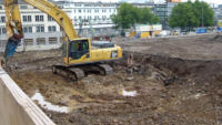 19.09.15 - Blick ber den Bauzaun - Die alte Bahnhofstrae verschwinden immer mehr.