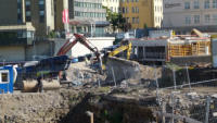 29.09.15 - Die alte Sttzmauer ist zum grtenteil schon zurckgebaut worden.