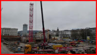 10.02.16 - der Kran fr das Parkhaus wird nun  aufgebaut.