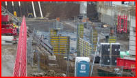 23.03.16 - Der Haltesockel fr den kran ist nun in Bearbeitung. Am Parkhaus wurden weitere Wandverschalungen errichtet.