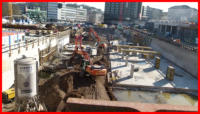 12.04.16 - Der Hang wird nun weiter rckgebaut. Am Parkhaus werden die ersten Quertrger verschalt.