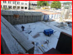 15.09.16 - Einige Hohlrume hinter der Wand werden nun mit Beton aufgefllt.