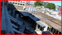 24.08.16 - Die Westwand wird nun zwischen den Sttzen hochgezogen.