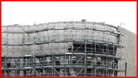 13.04.17 - Am Bogen  werden nun die Halterungen fr die Fassade engebracht.