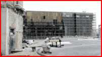 11.04.17 - Die  Verkleidung der Fassade wchst weiter Blick von Gleis 1