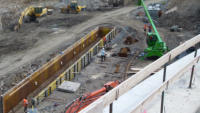 23.07.15 - Am  Fundament fr den Mittelpfeiler der Fgngerbrcke wird nun der Bewehrungsstahl eingebaut. 