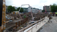 29.07.15 - Das Fundament fr die Mittelsttzen der neue Fugngerbrcke wurde  heute gegossen.