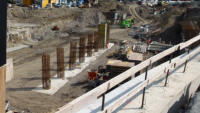 06.08.15 - Die Sttzen werden nun eingeschalt. Das Gelnde um das Fundament wurde angeglichen.