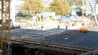 04.11.15 - Der Nordteil der Geschftsbrcke wird nun gegossen.